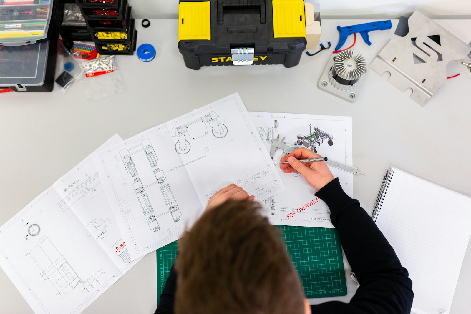 Ingénieur travaillant sur des plans