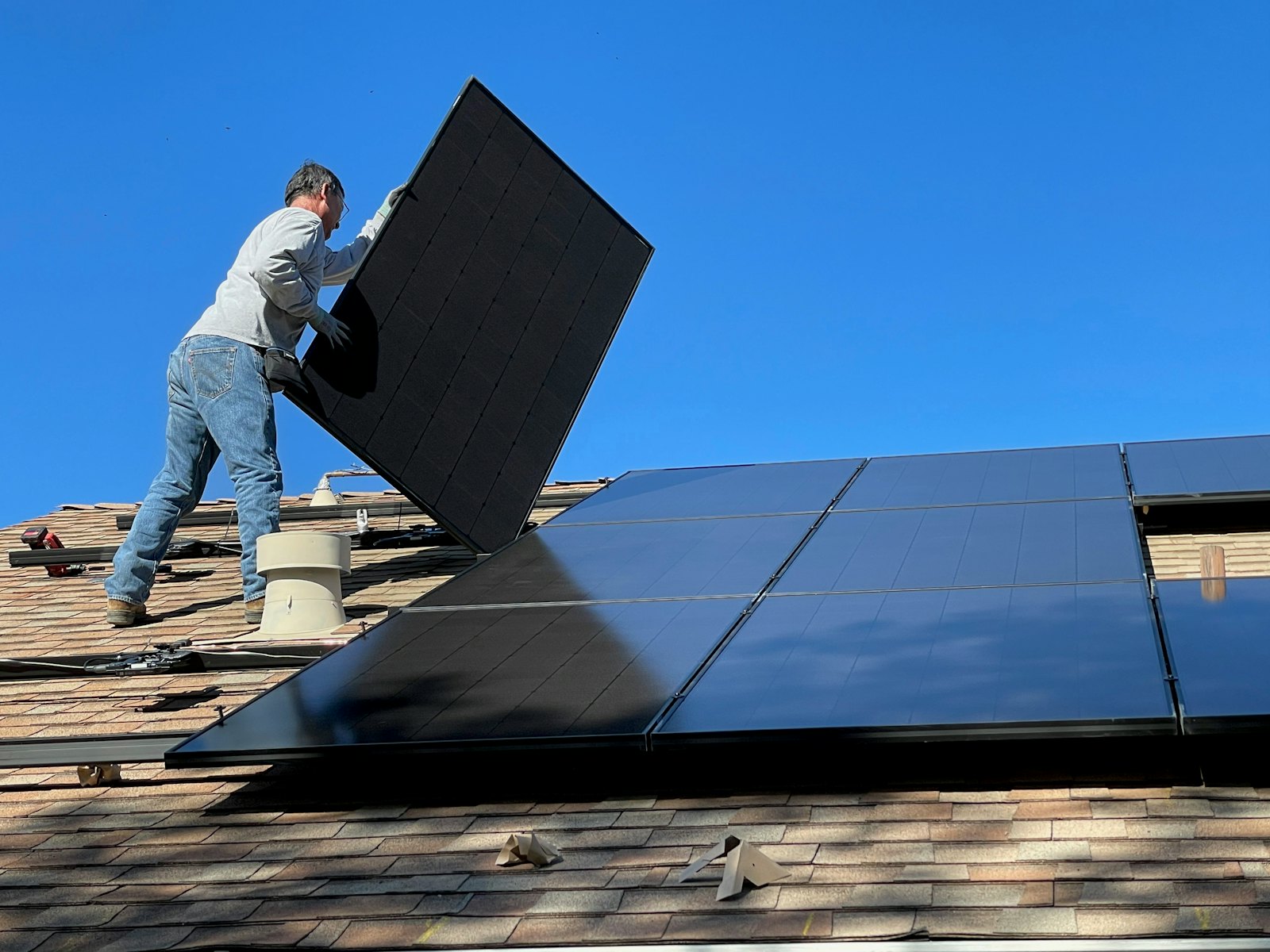 Technicien posant un panneau solaire