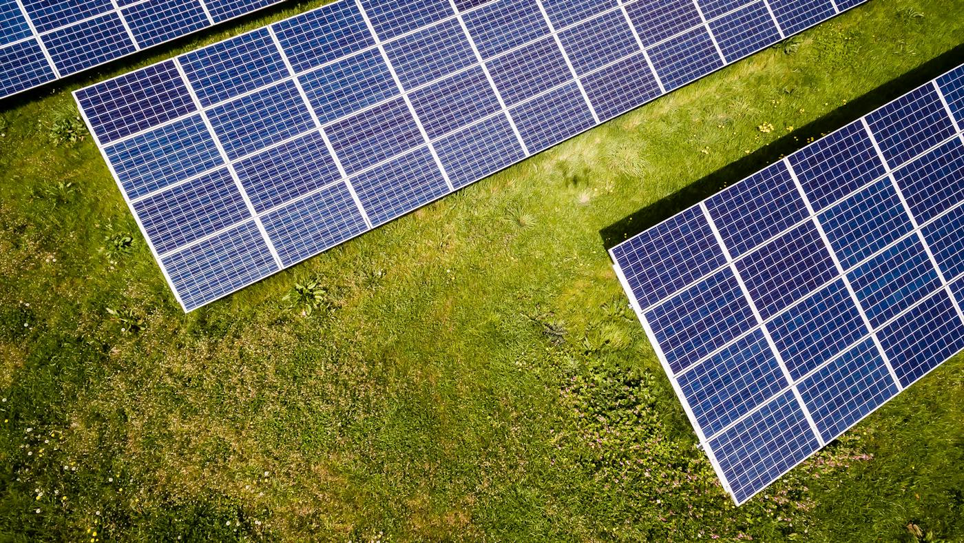 Champ de panneaux solaires vu du ciel