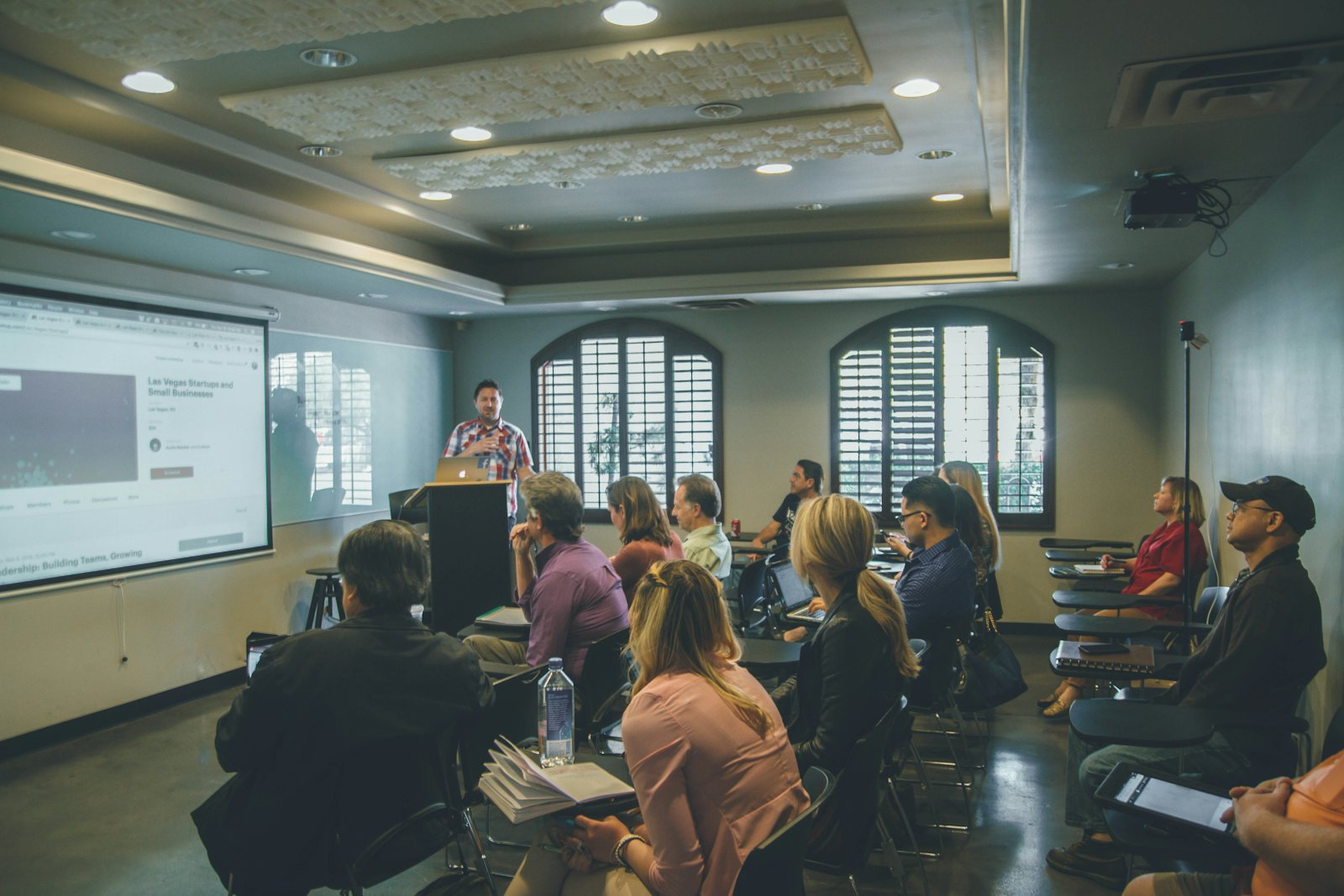Session de formation dans une salle équipée d'un écran de projection