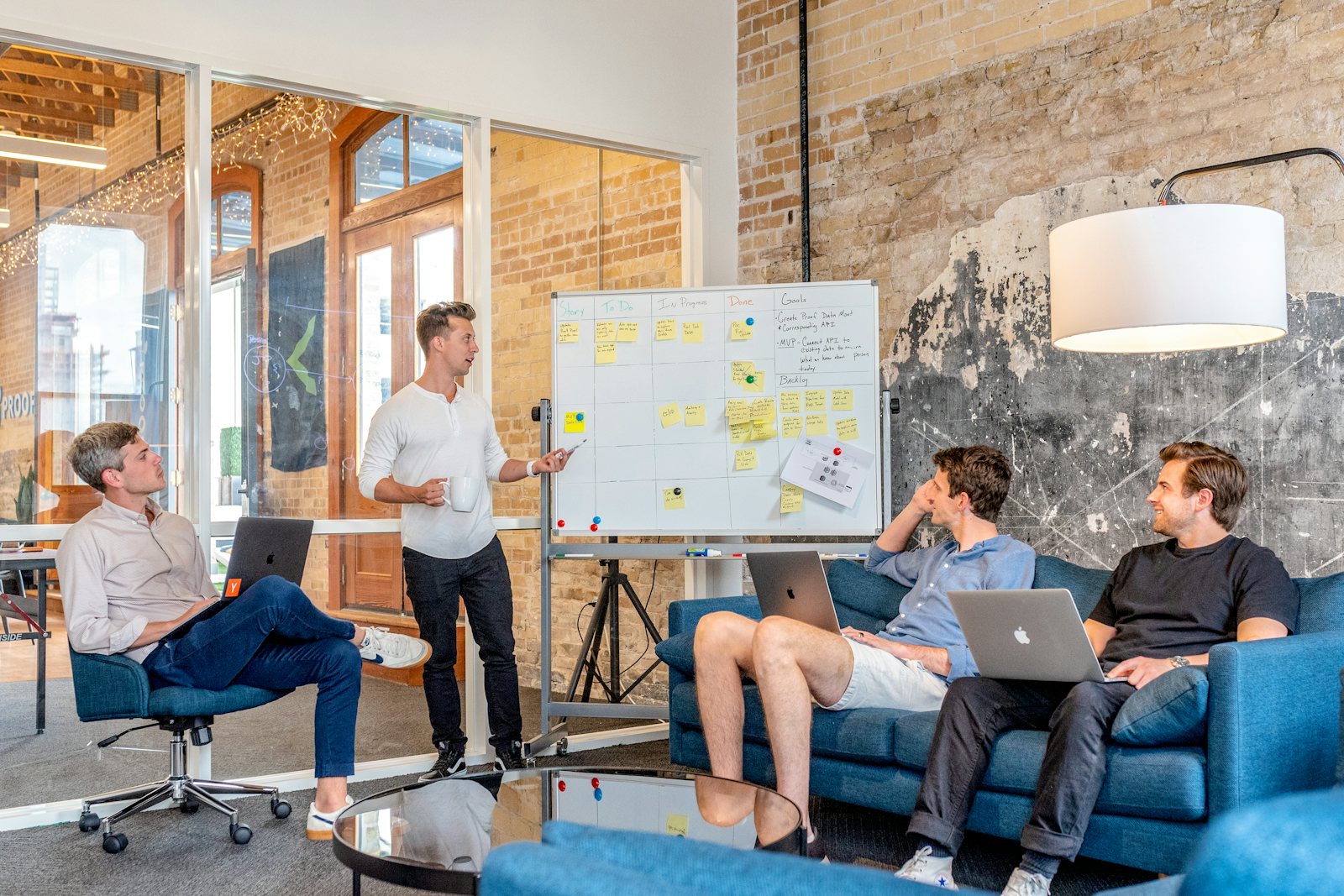 Atelier de travail en équipe devant un tableau blanc