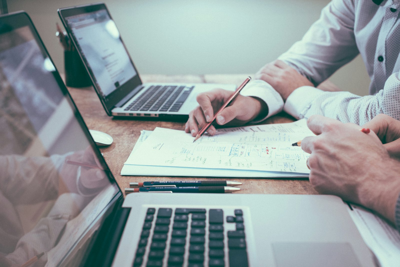 Équipe d'ingénieurs en séance de travail