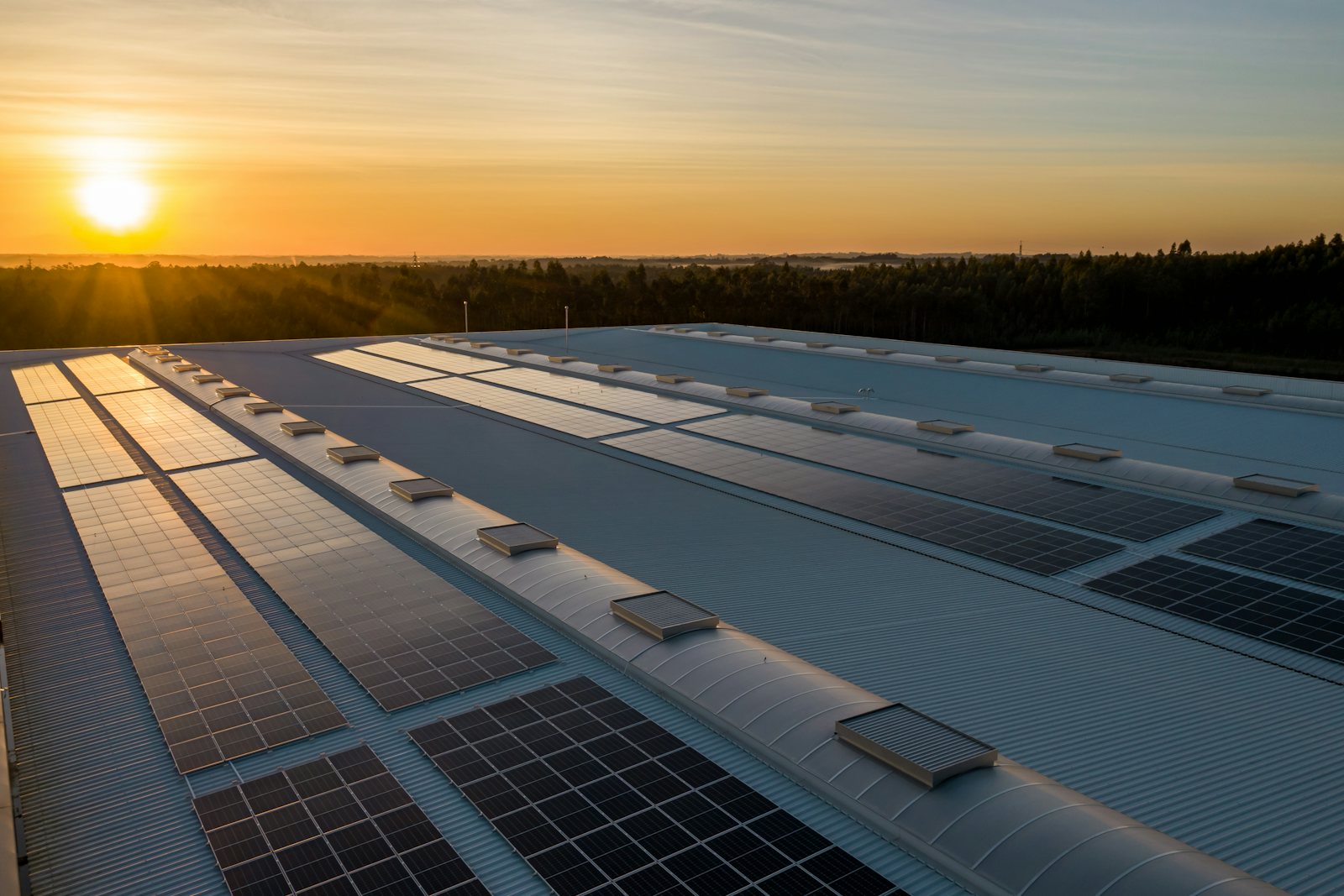 Centrale solaire en toiture au coucher du soleil