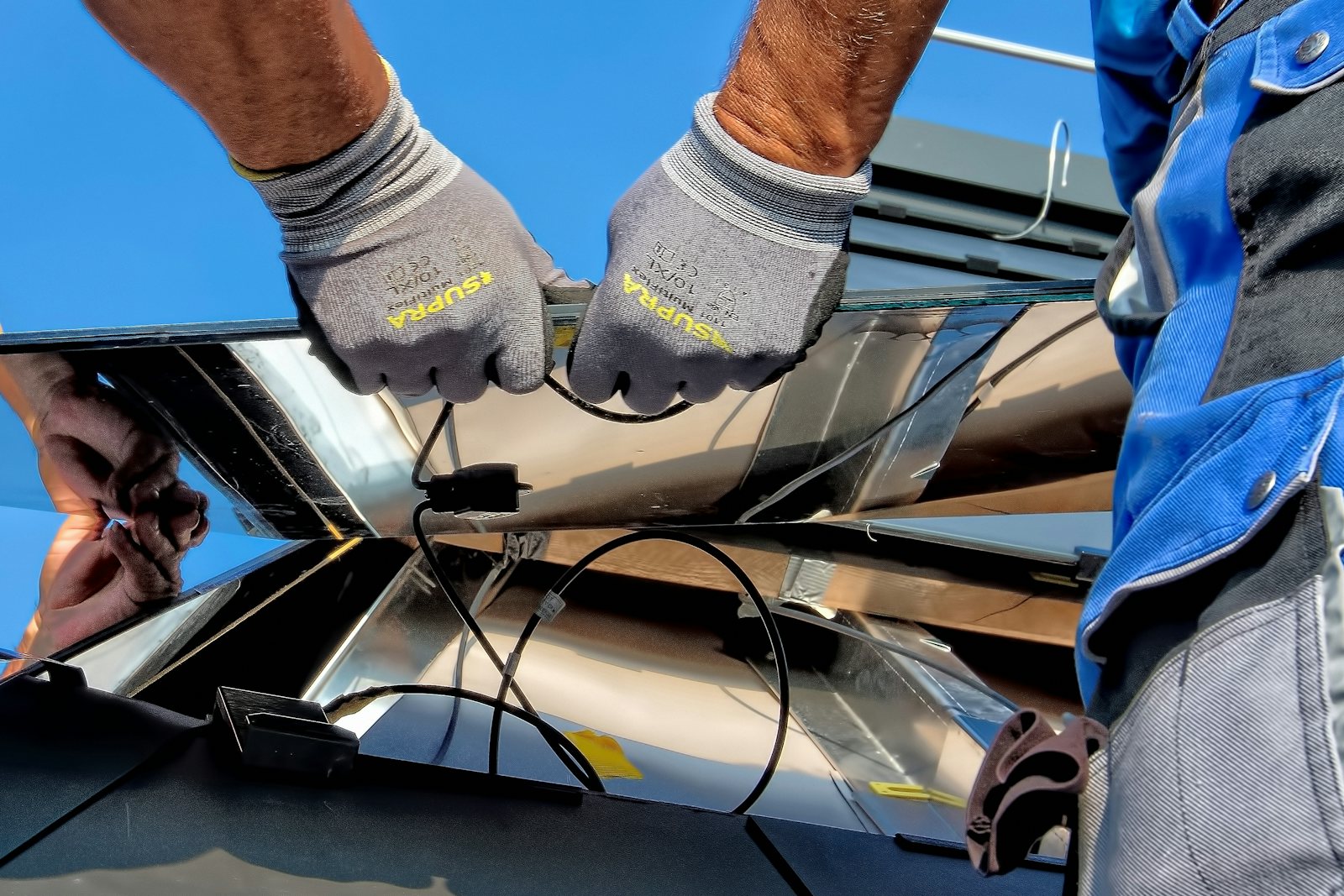 Technicien raccordant des panneaux solaires